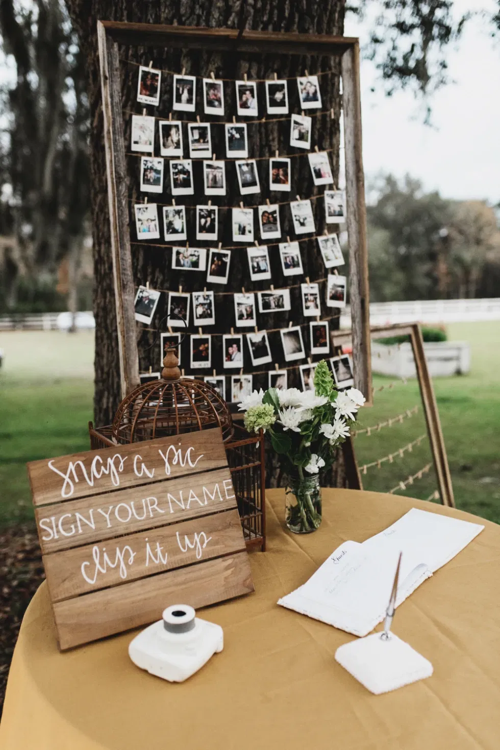 Polaroid foto's als gastenboek bruiloft