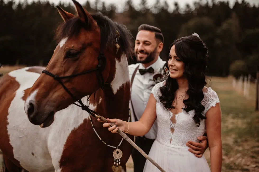 country, wild west wedding, paarden, bruidspaar