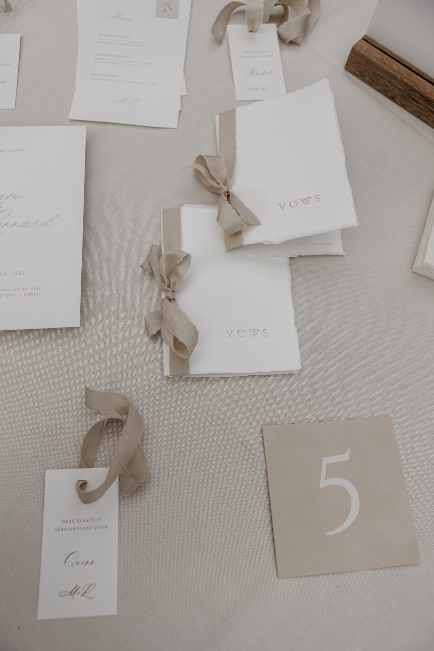 wit huwelijksdrukwerk, papeterie, trouwuitnodiging