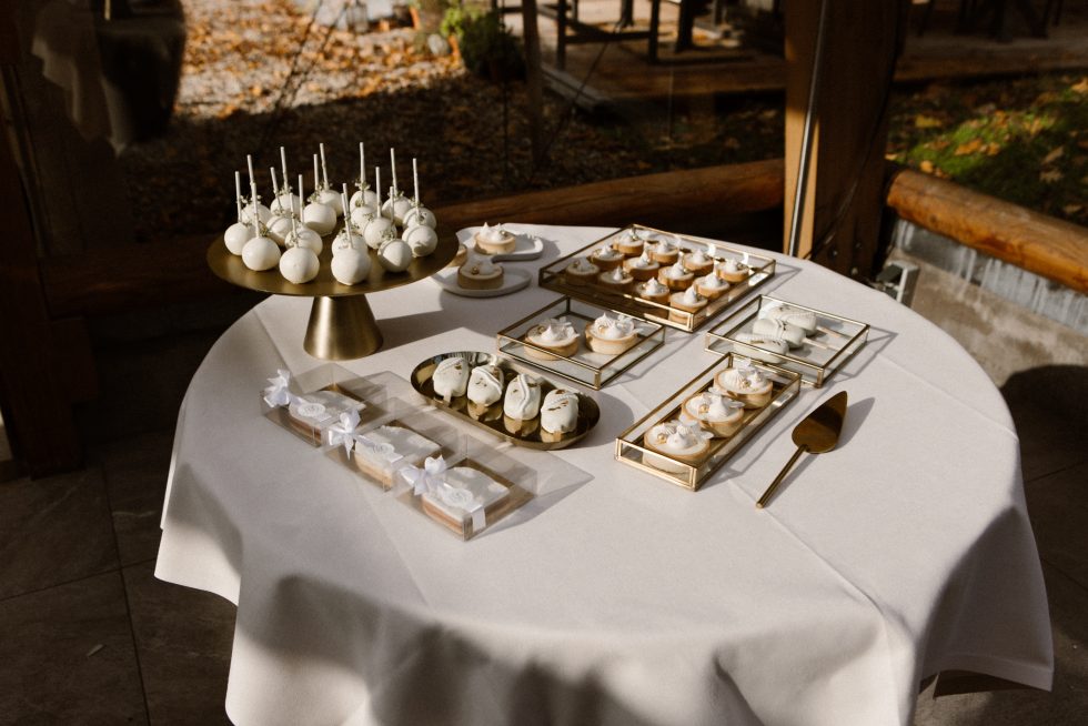 witte sweet table, zoete lekkernijen