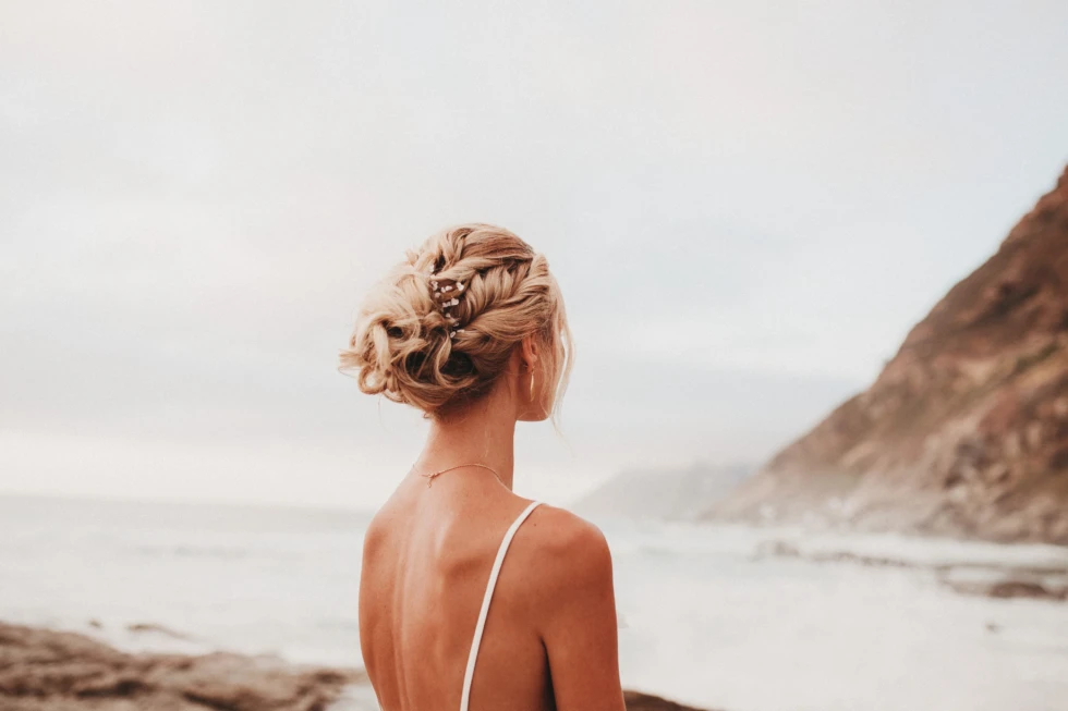 Bruid op het strand, haarfoto lage knot