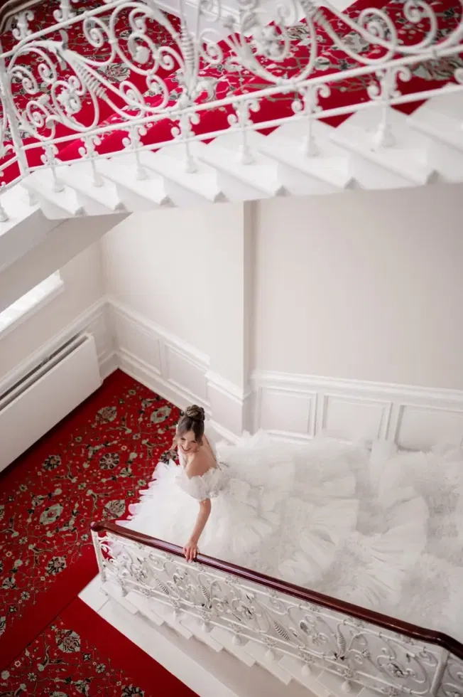 Bruid met sleep op trap