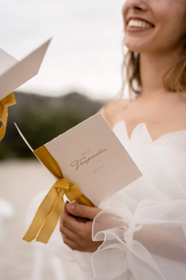 Bruid die huwelijksgeloften aan partner voorleest.