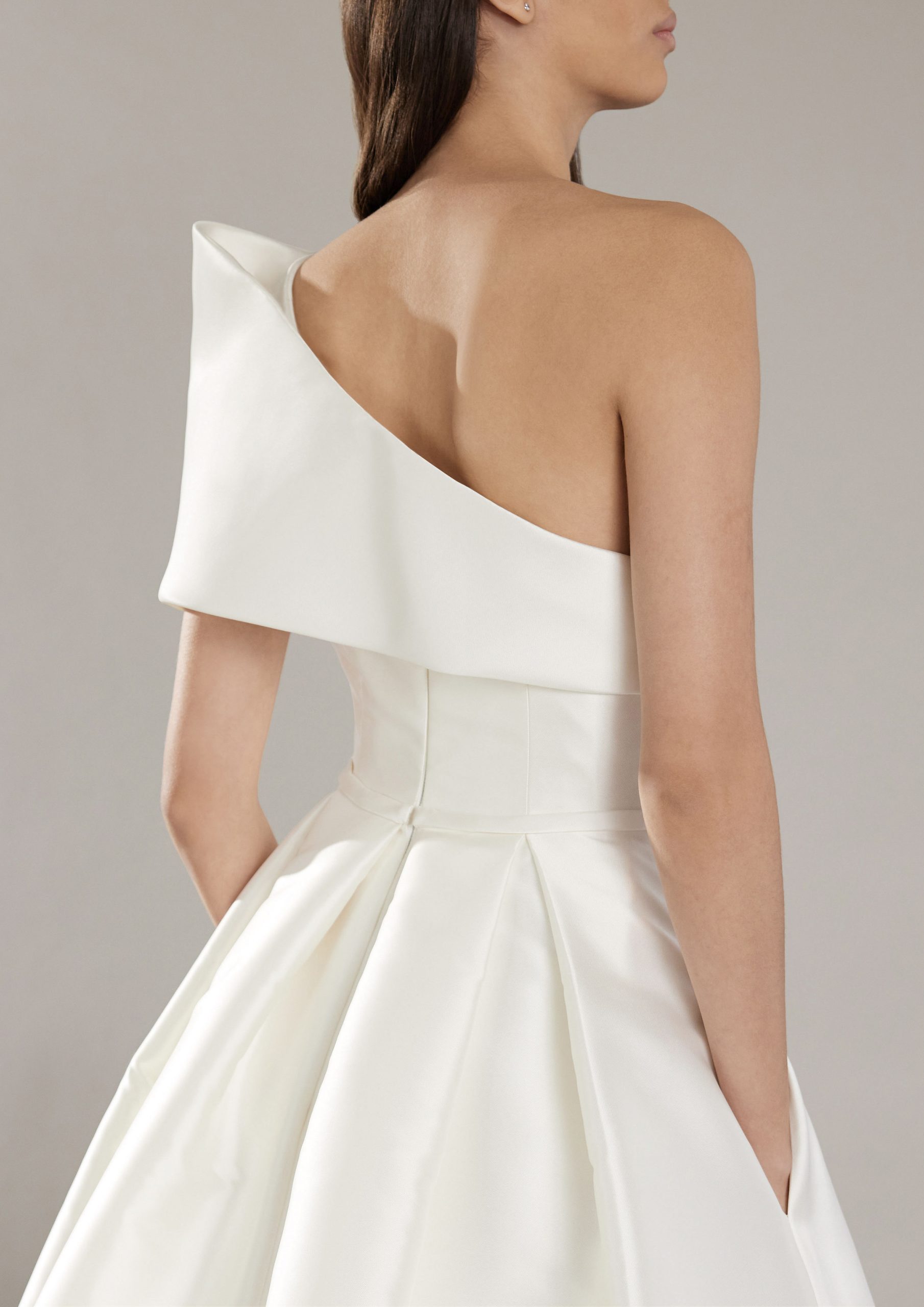 bruid in a-lijn trouwjurk met opvallend one-shoulder design.