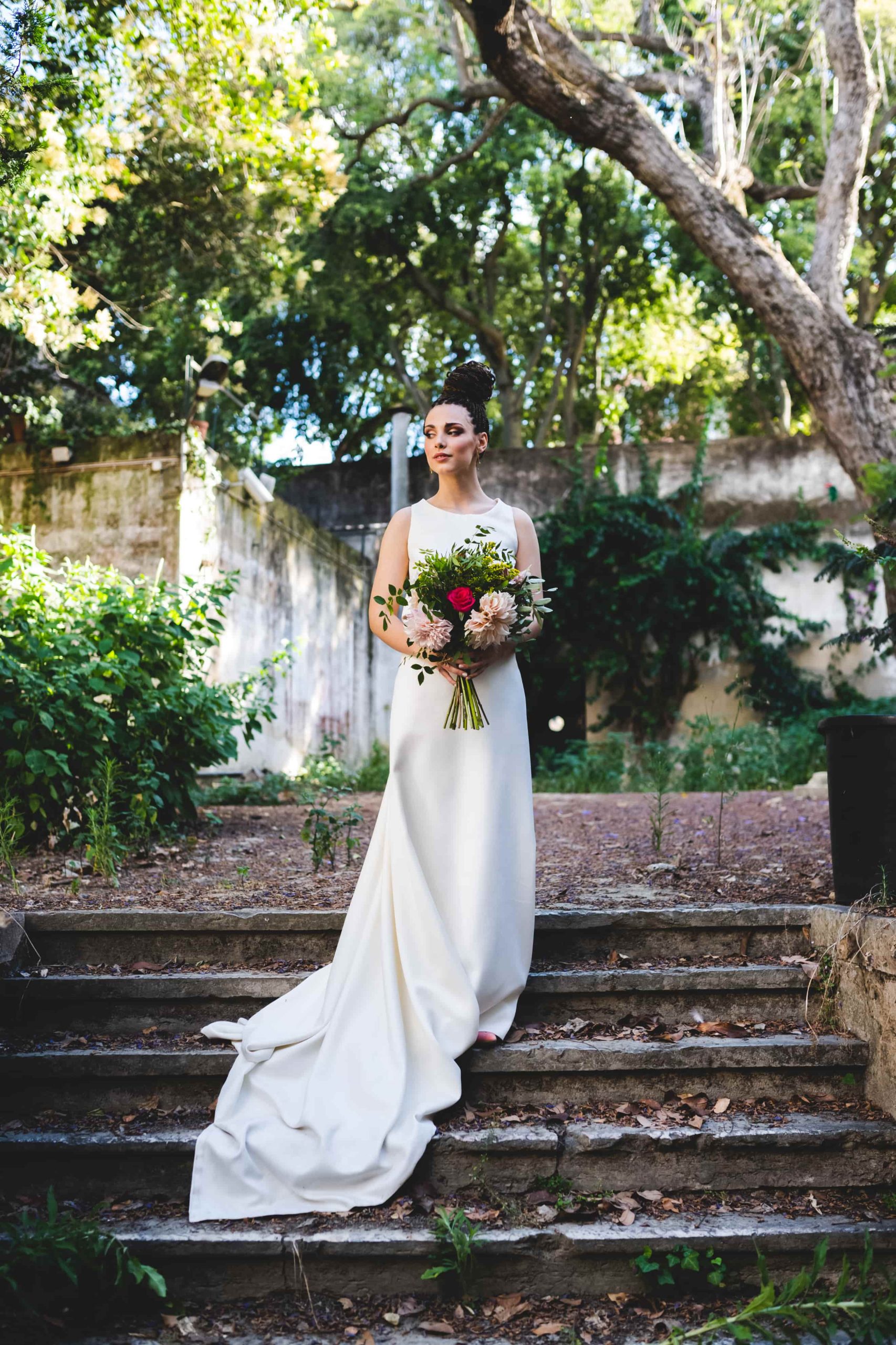 Bruid met sleep op trap