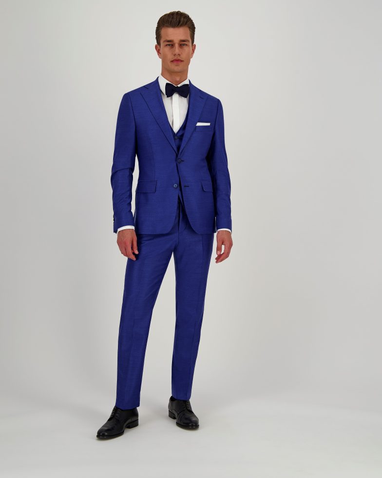 Bruidegom in kobaltblauw trouwpak