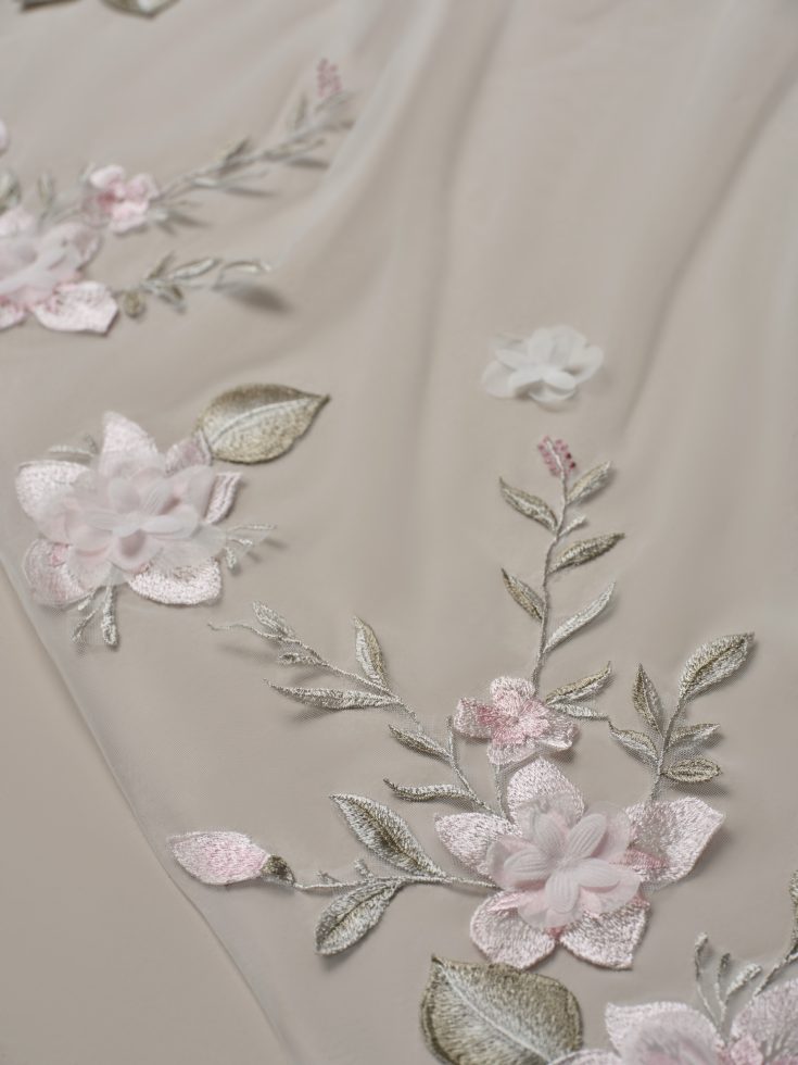 Stof van de A-lijntrouwjurk van Rebecca Ingram met bloemen