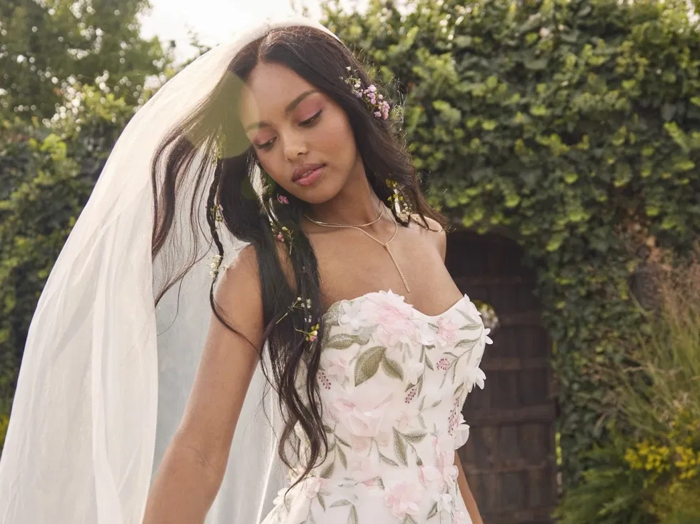 A-lijntrouwjurk van Rebecca Ingram met gekleurde bloemen