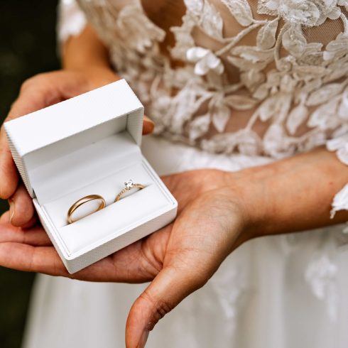 Bruid laat trouwringen in doosje zien.