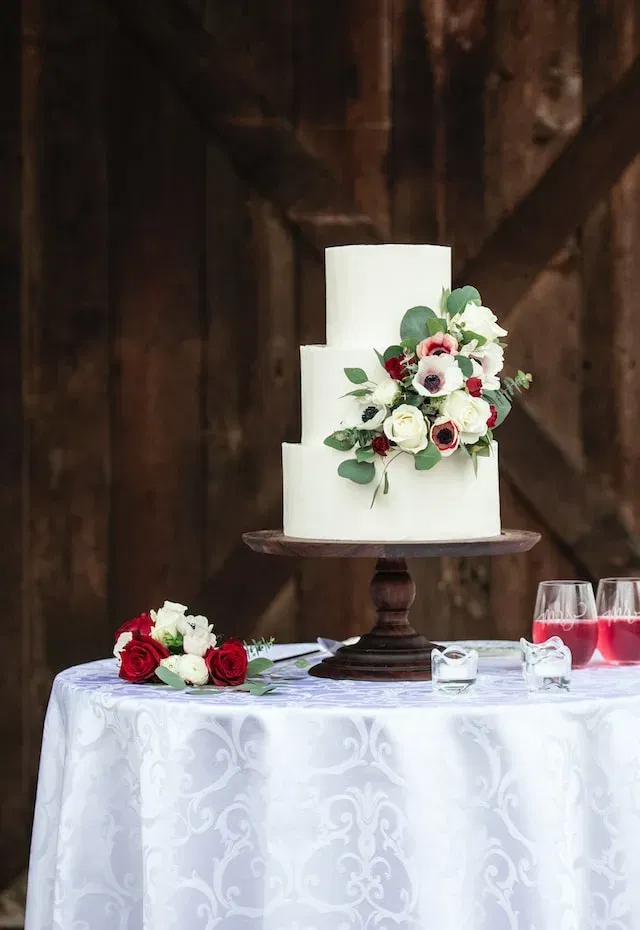 Witte bruidstaart met bloemen