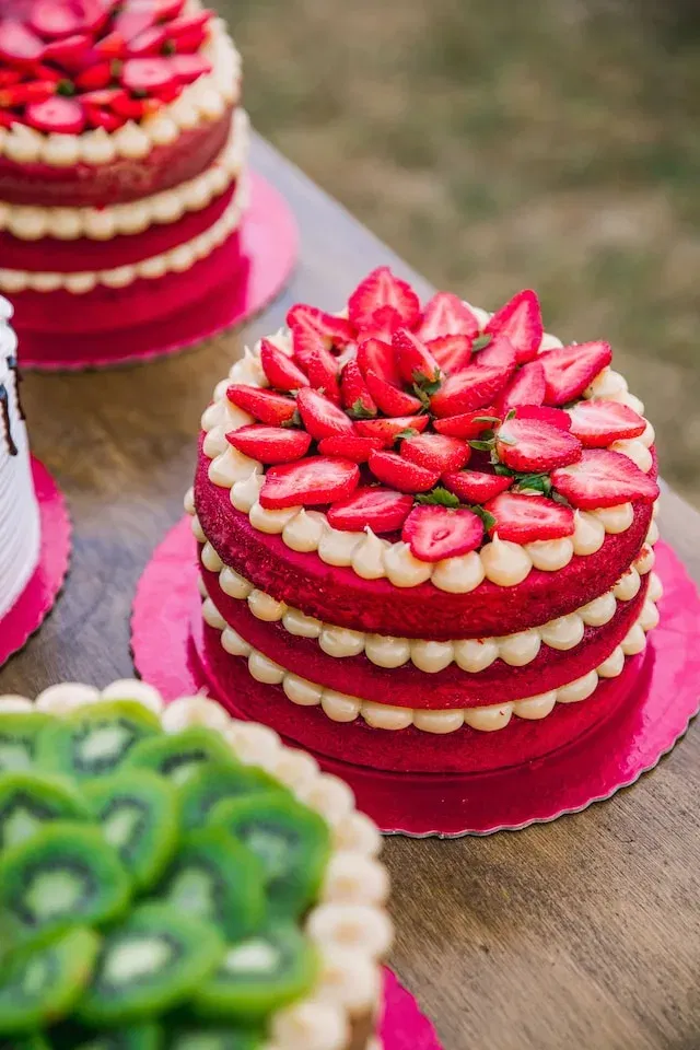 Roze aardbeien naked cake