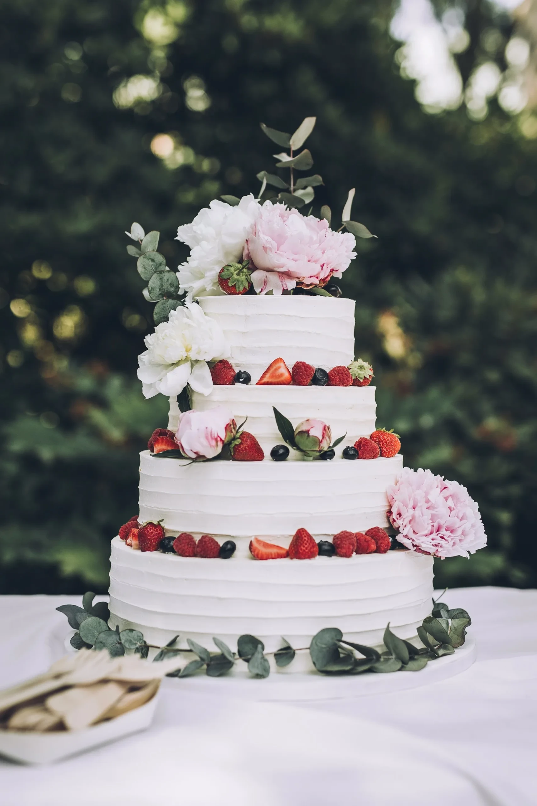 Witte bruidstaart met fruit.