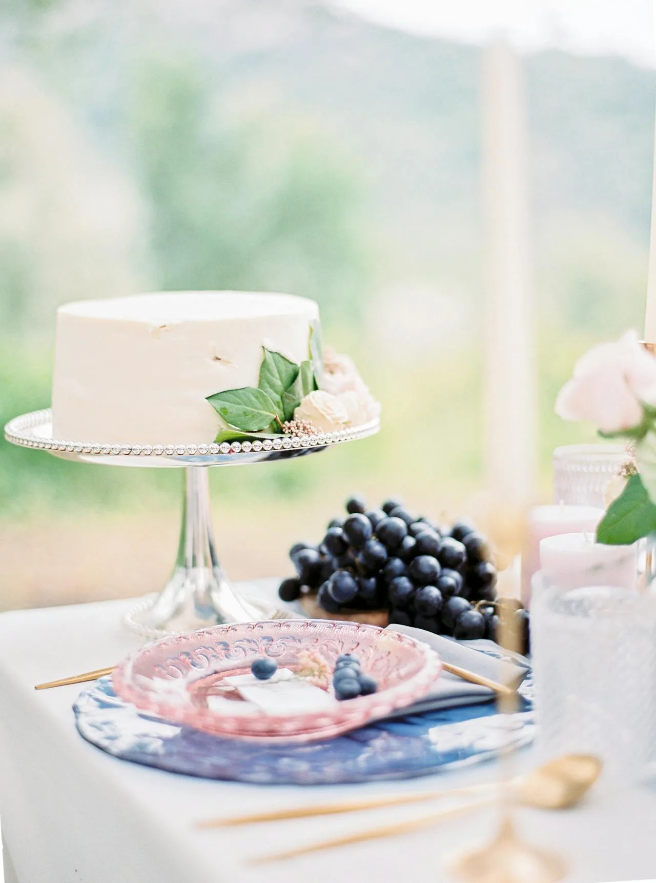 Tafel met fruit en witte bruidstaart.