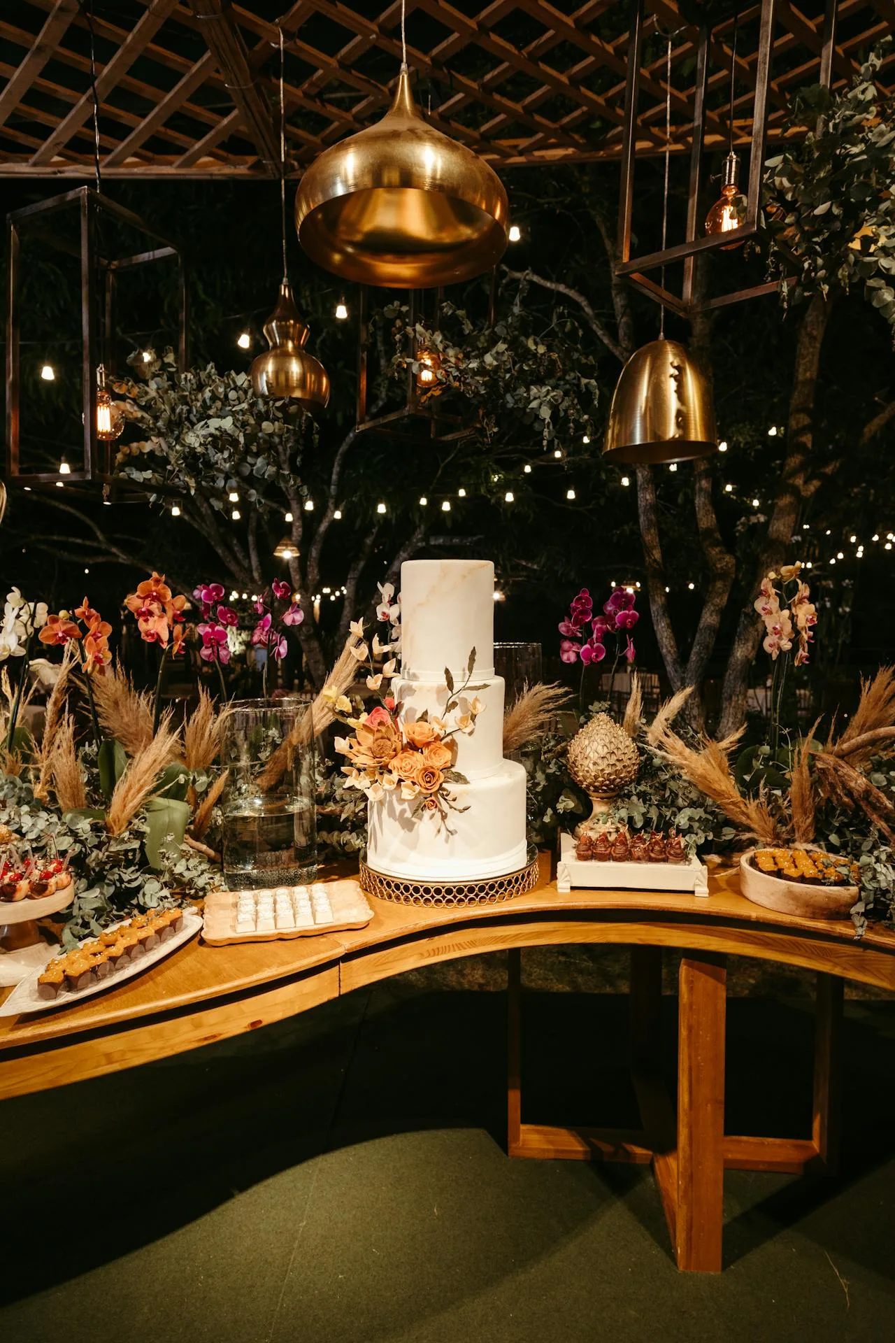 Prachtig versierde tafel met lekkernijen en bruidstaart.