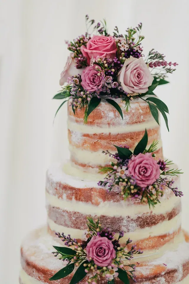Naked cake met bloemen