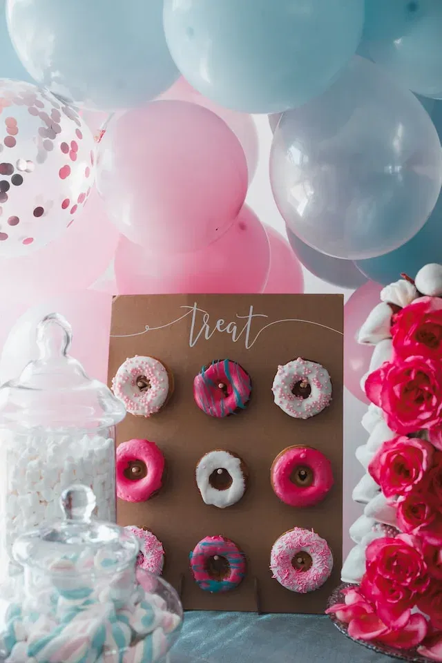 Donut muur op een bruiloft