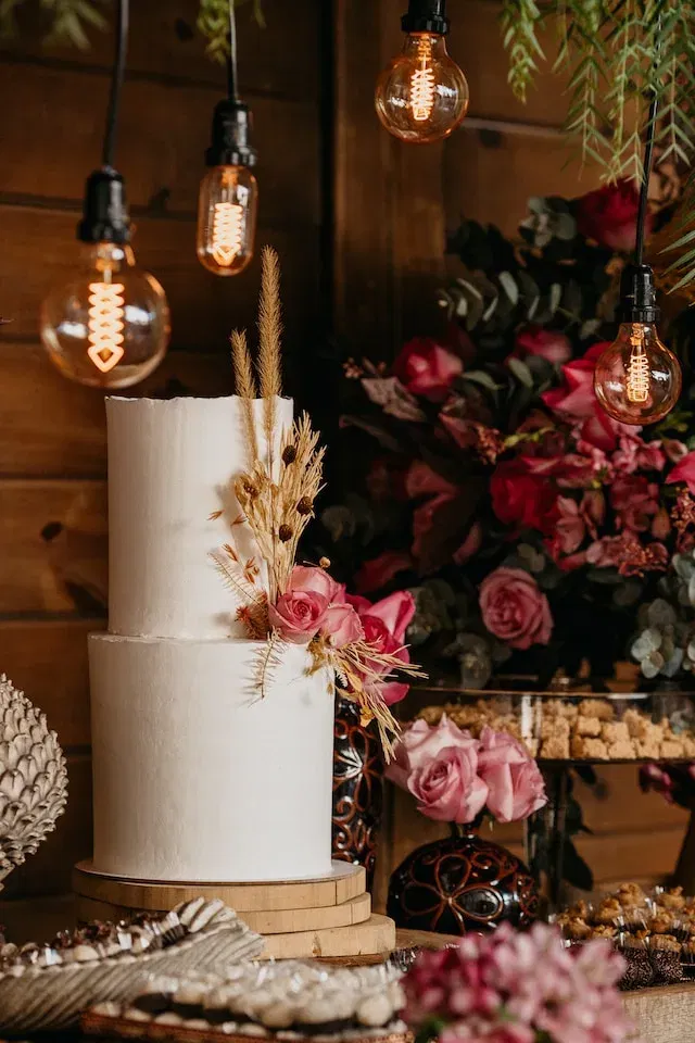 Een bruidstaart met bloemen