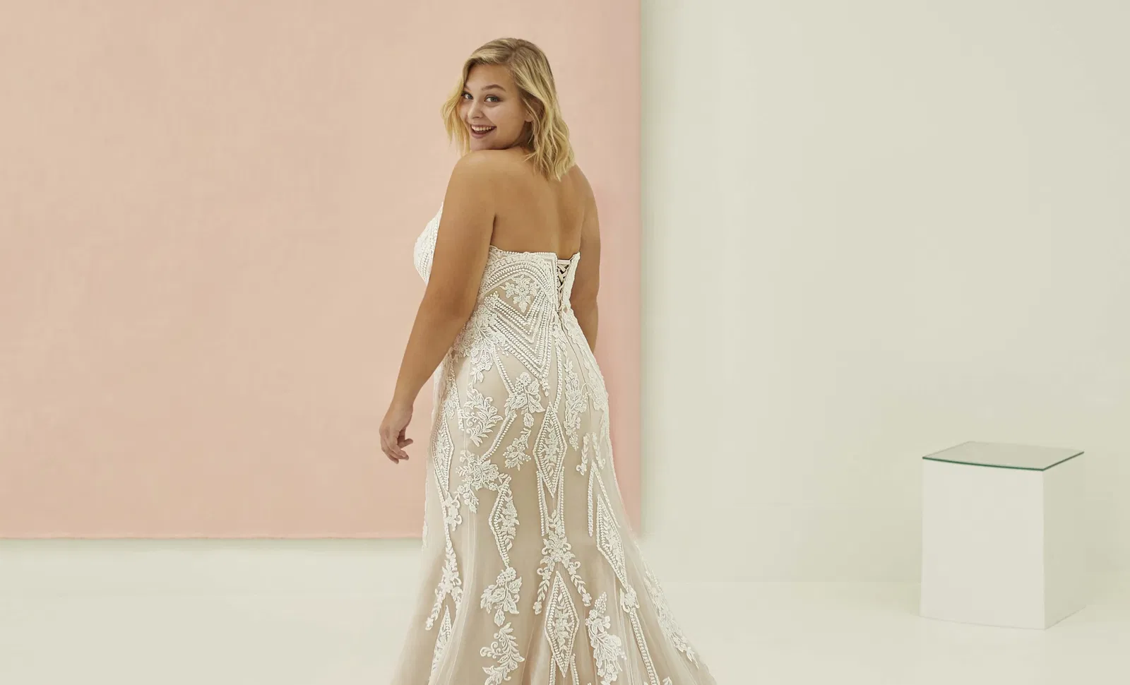We love curves! We love curves!