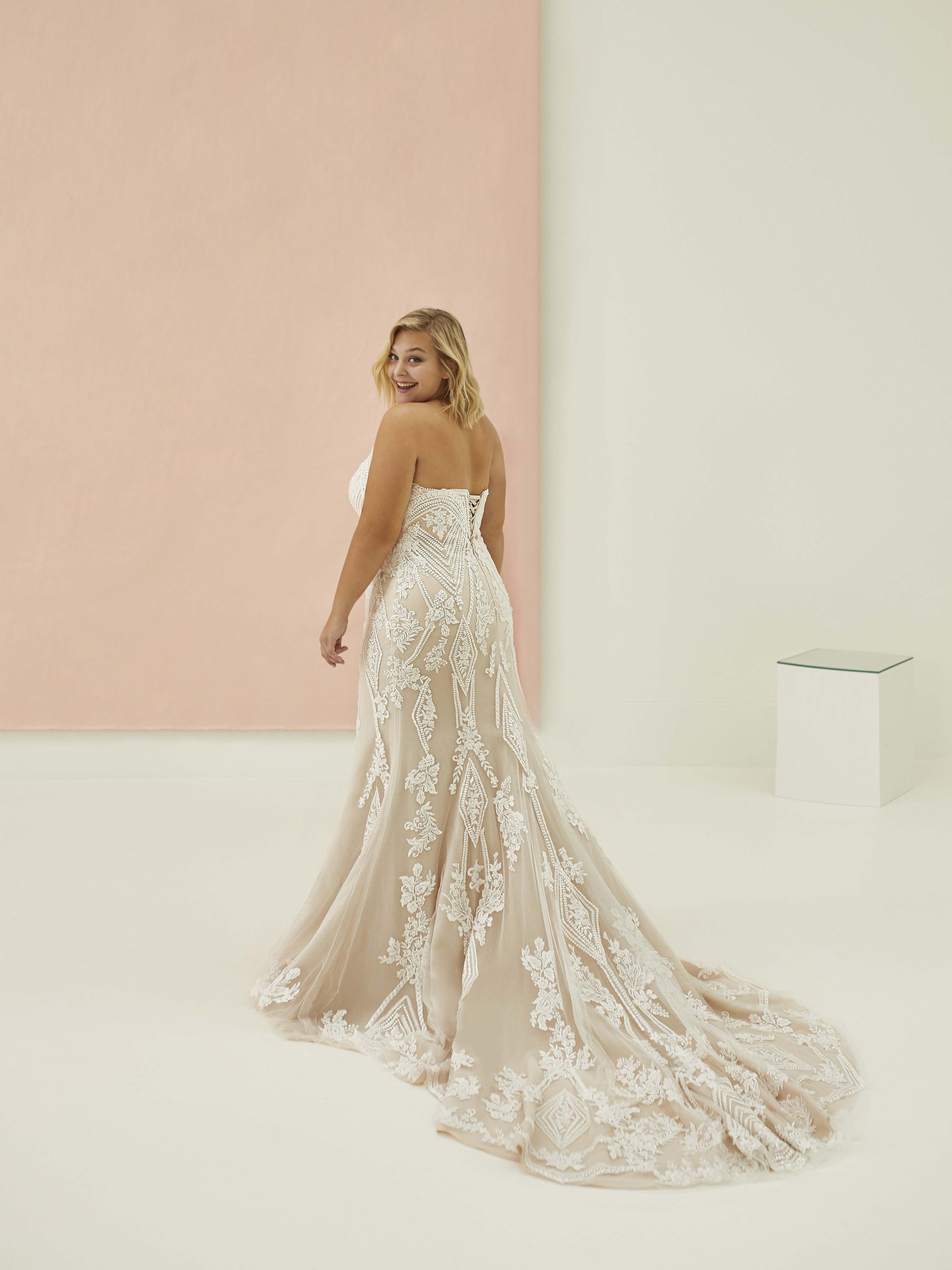 curves, curvy model, Modeca