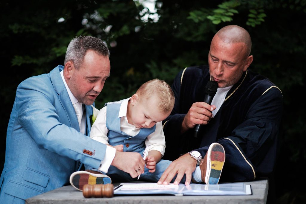 Trouwambtenaar met bruidskind