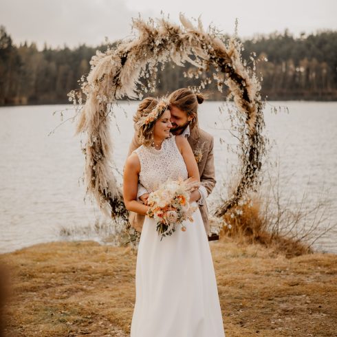 Boho trouwboog met veren