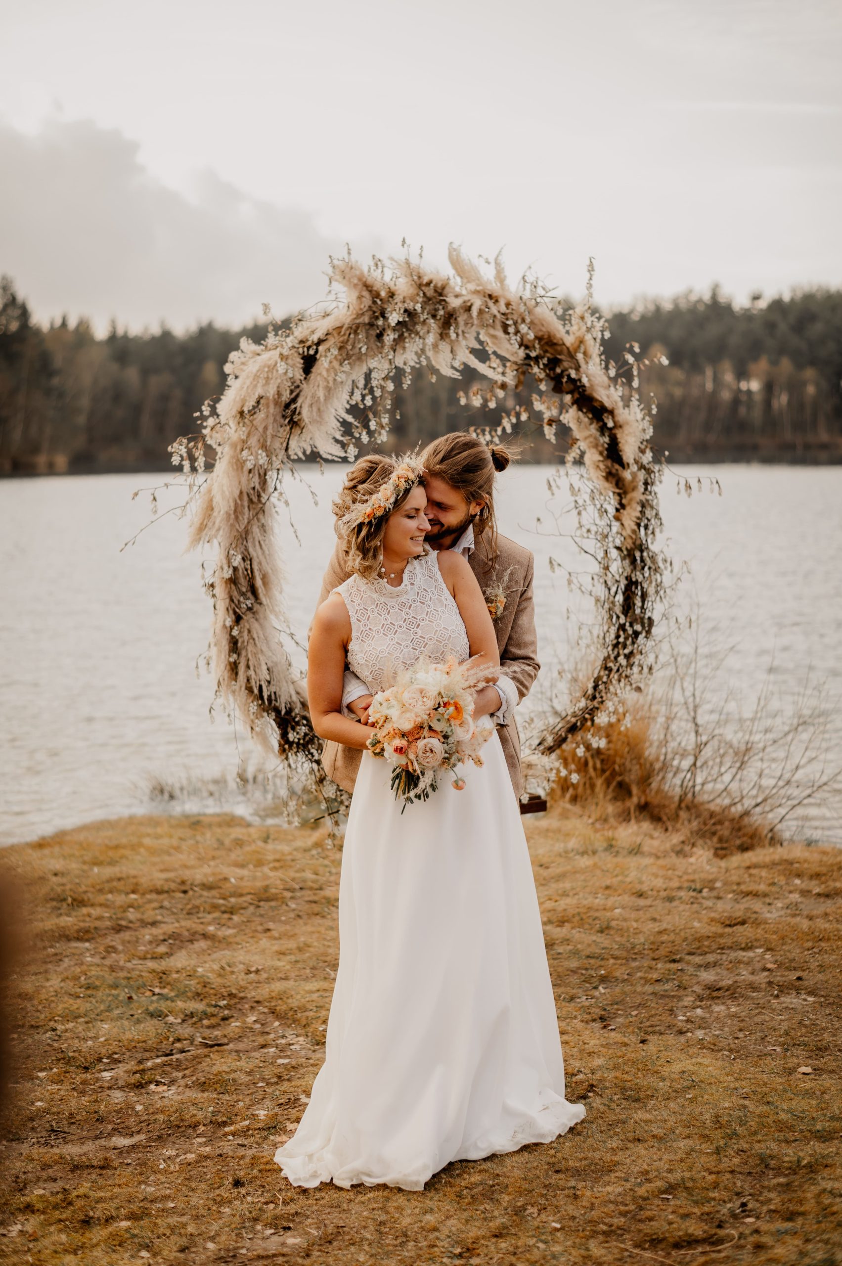 Boho trouwboog met veren