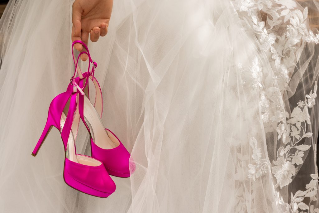 Shoestories fel roze trouwhakken