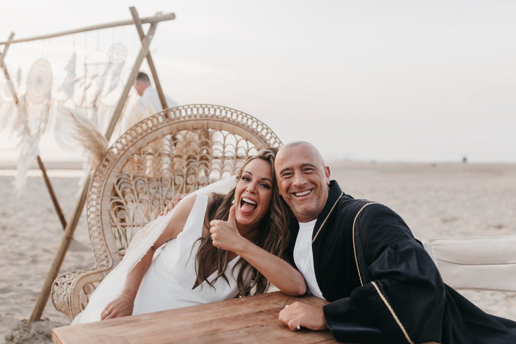 Trouwambtenaar met bruid