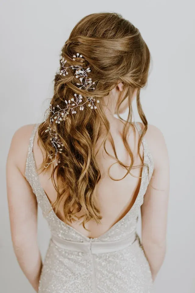 Bruid met haar bruidskapsel