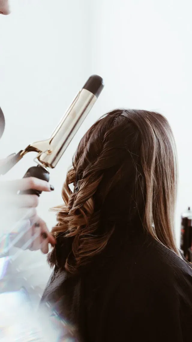 Vrouw die haar haar laat krullen