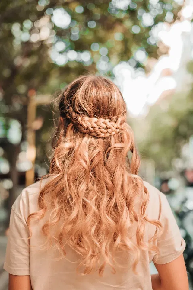 Bruid met haar bruidskapsel