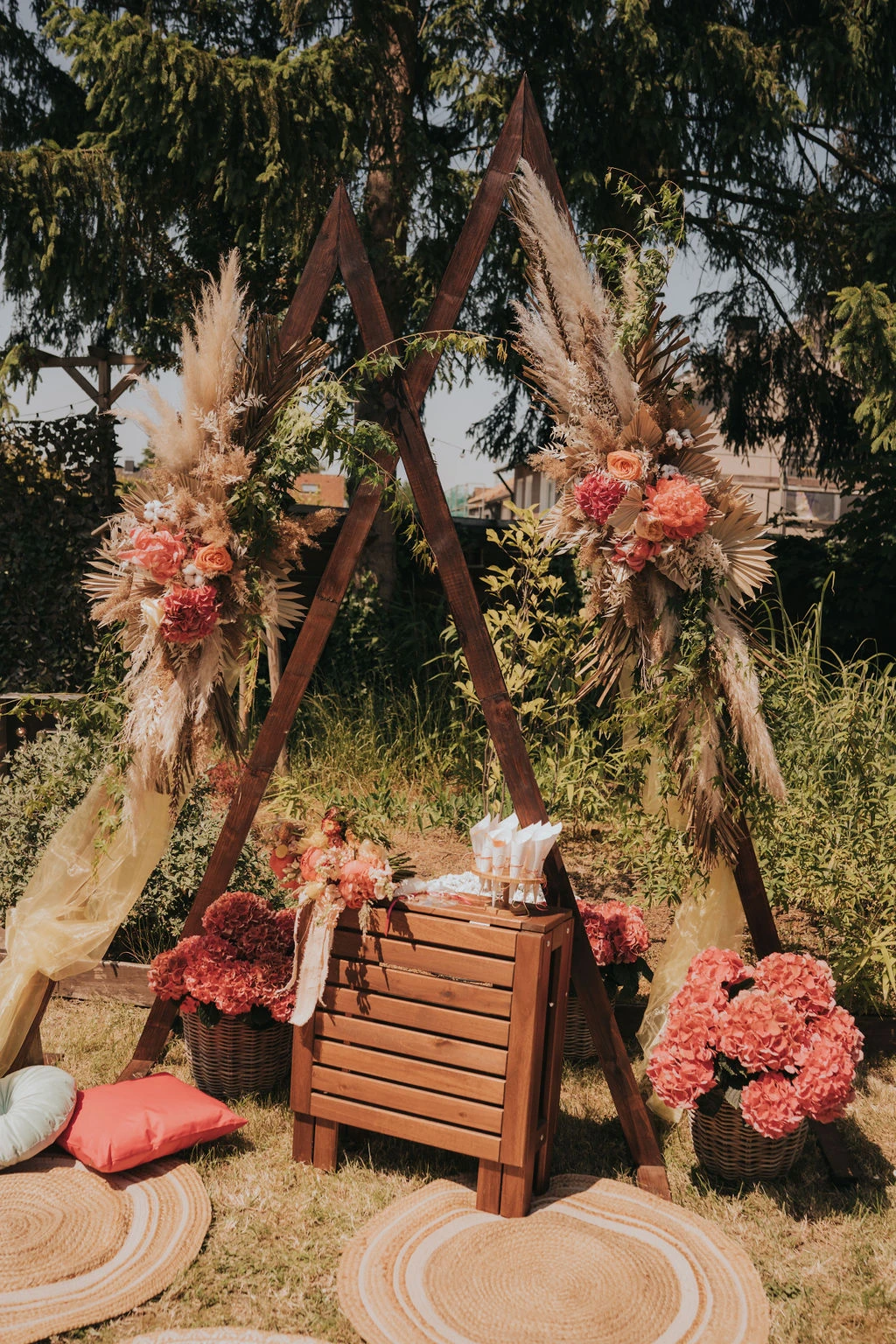 Boho trouwboog met veren