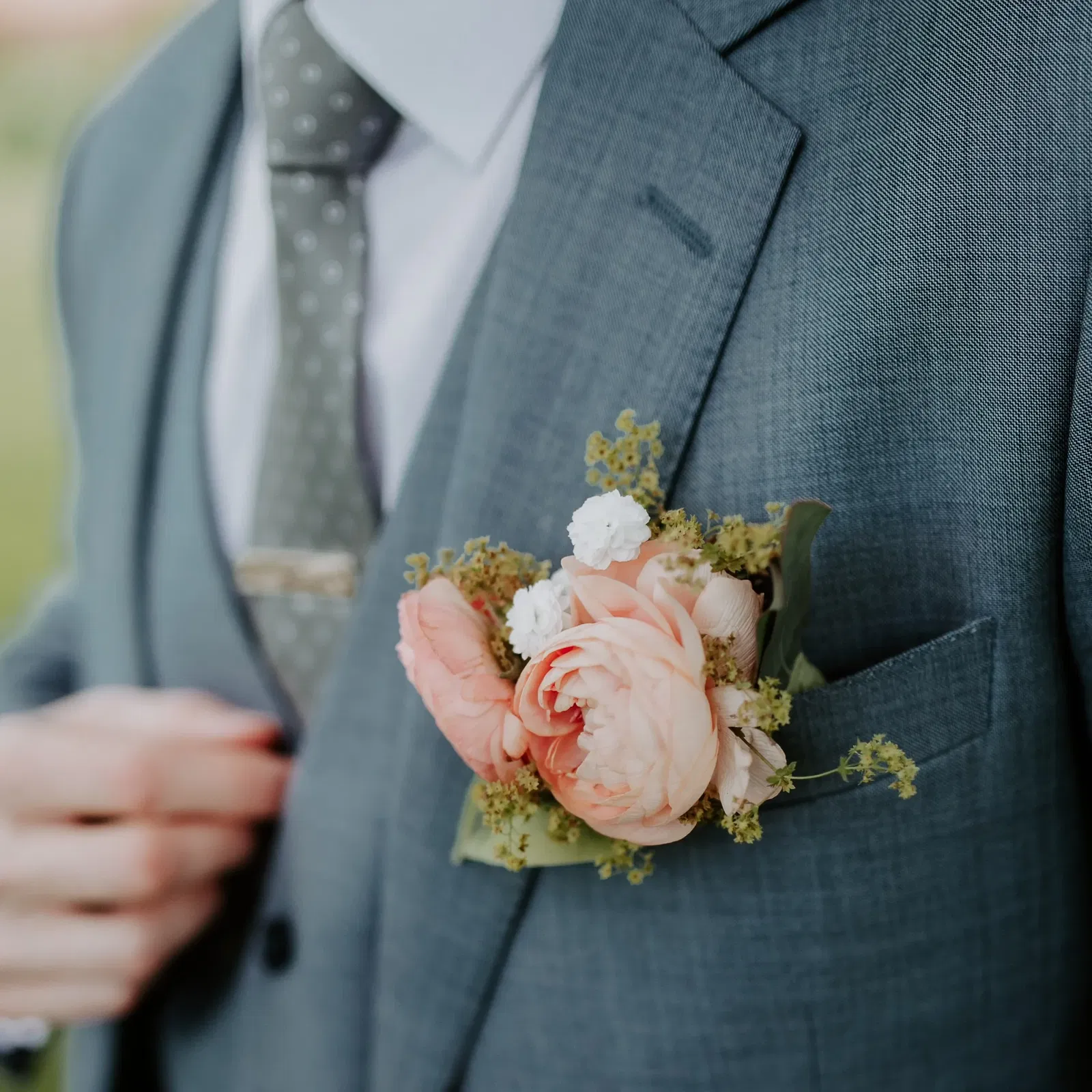 Bruiloft corsage man, roze bloemen met blauwgrijs pak