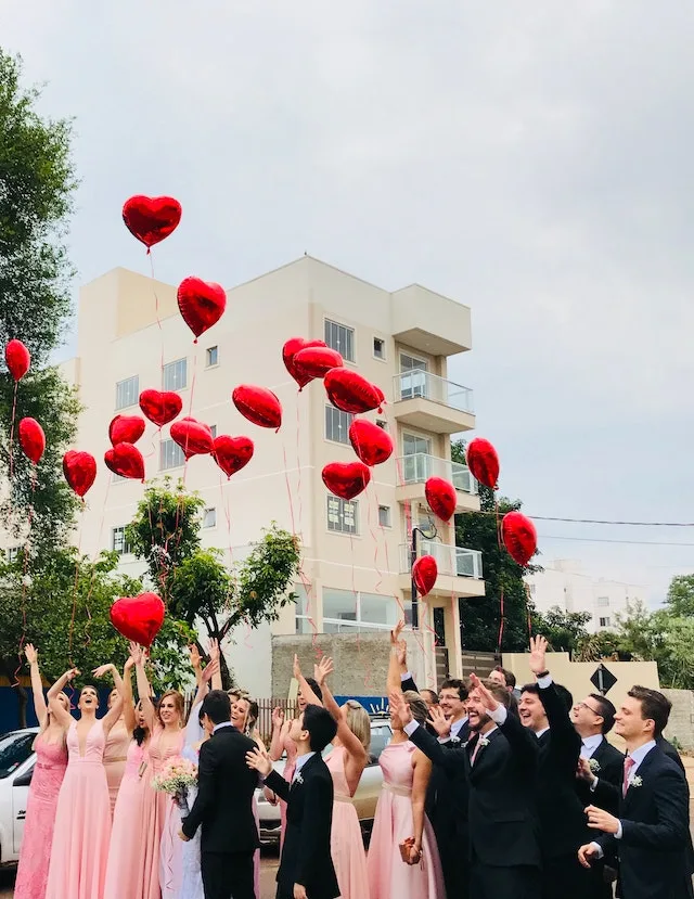 Bruiloft waarbij alle gasten en het bruidspaar ballonnen vrijlaten.
