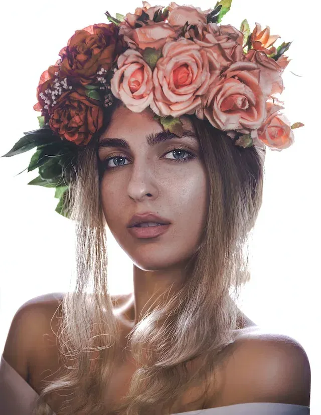 Vrouw met bloemen in haar haar