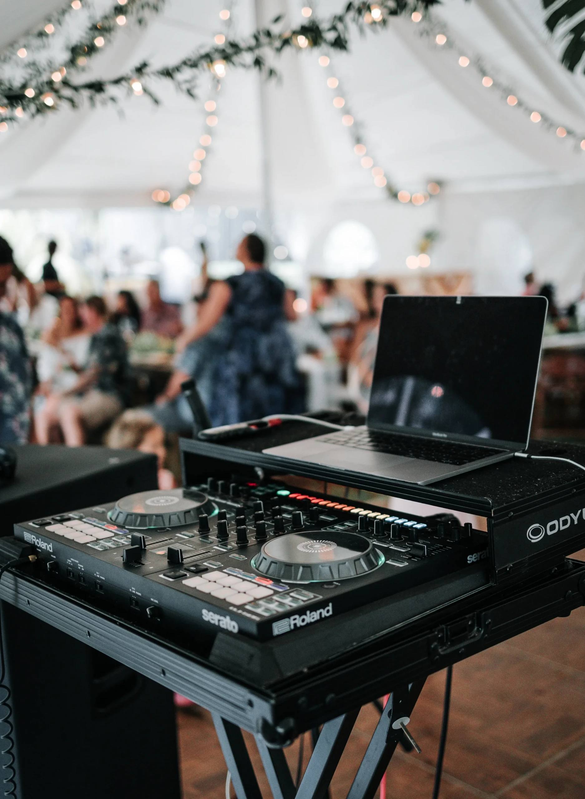 DJ tafel in een zaal met trouwfeest.