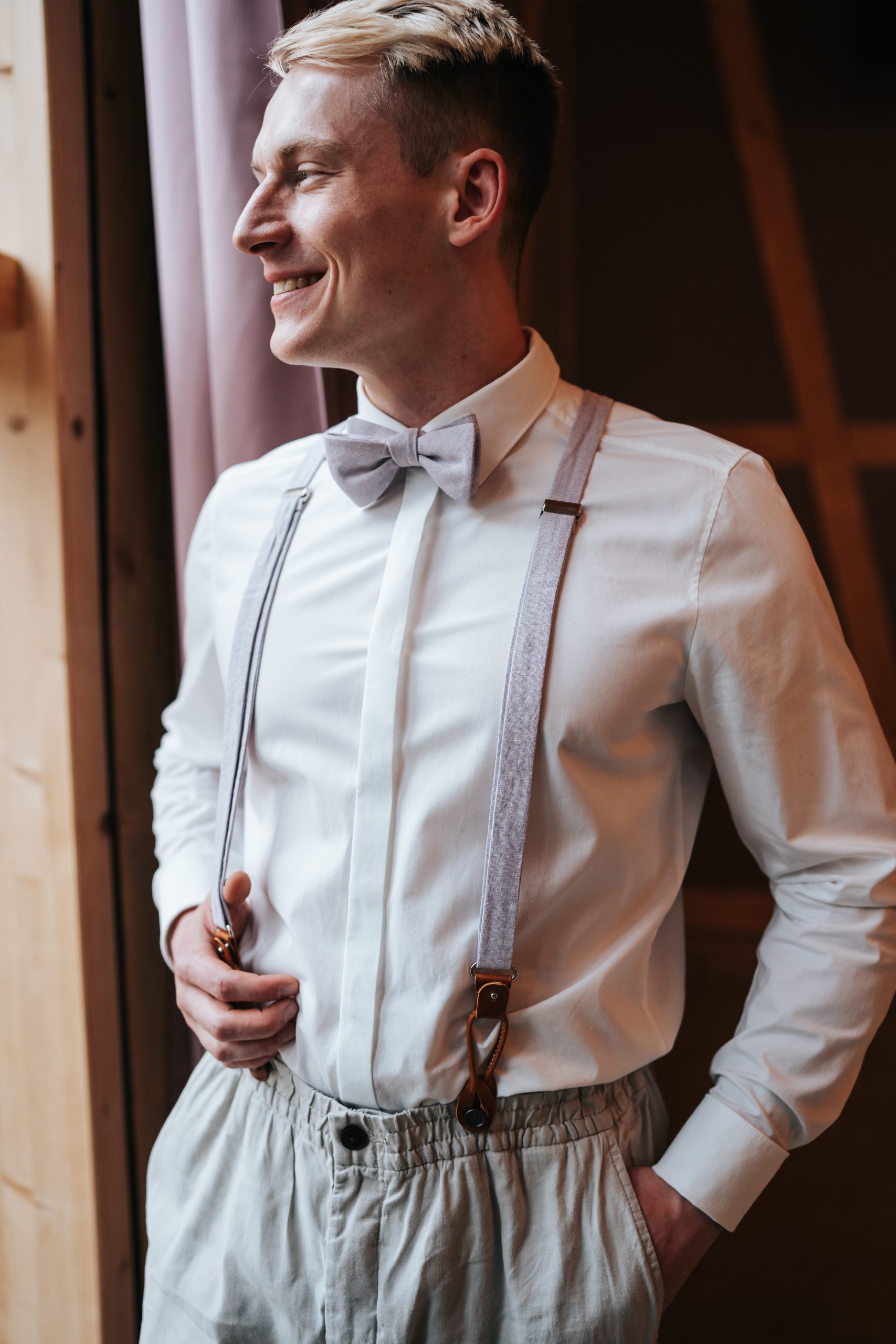 Trouwpak met pastel paarse details