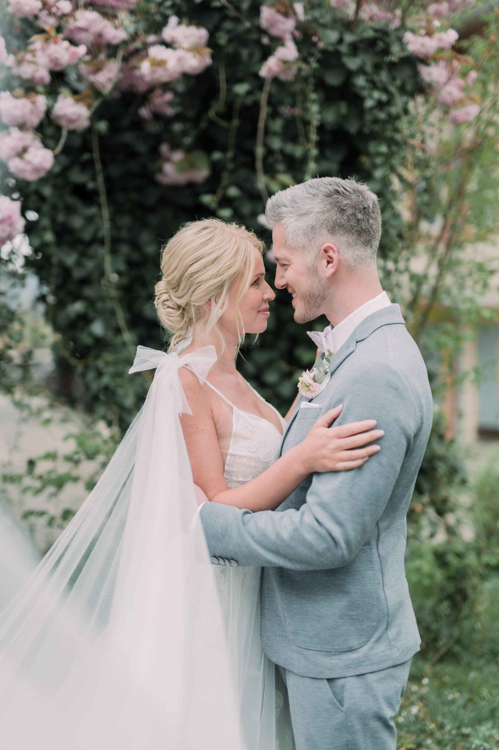 Bruid en bruidegom in een boho-trouwpak