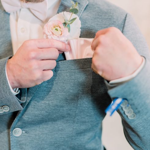 Bruidegom in een boho-trouwpak