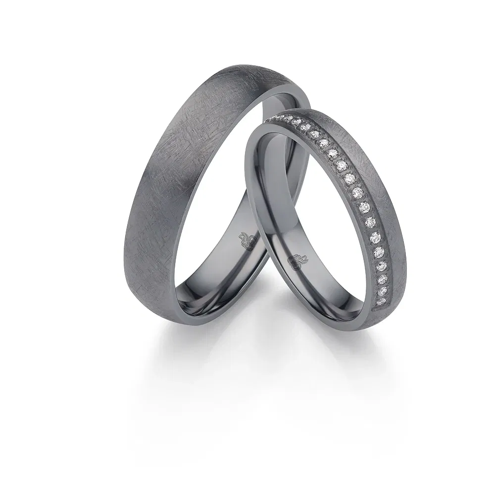 Zwarte trouwring met diamantjes