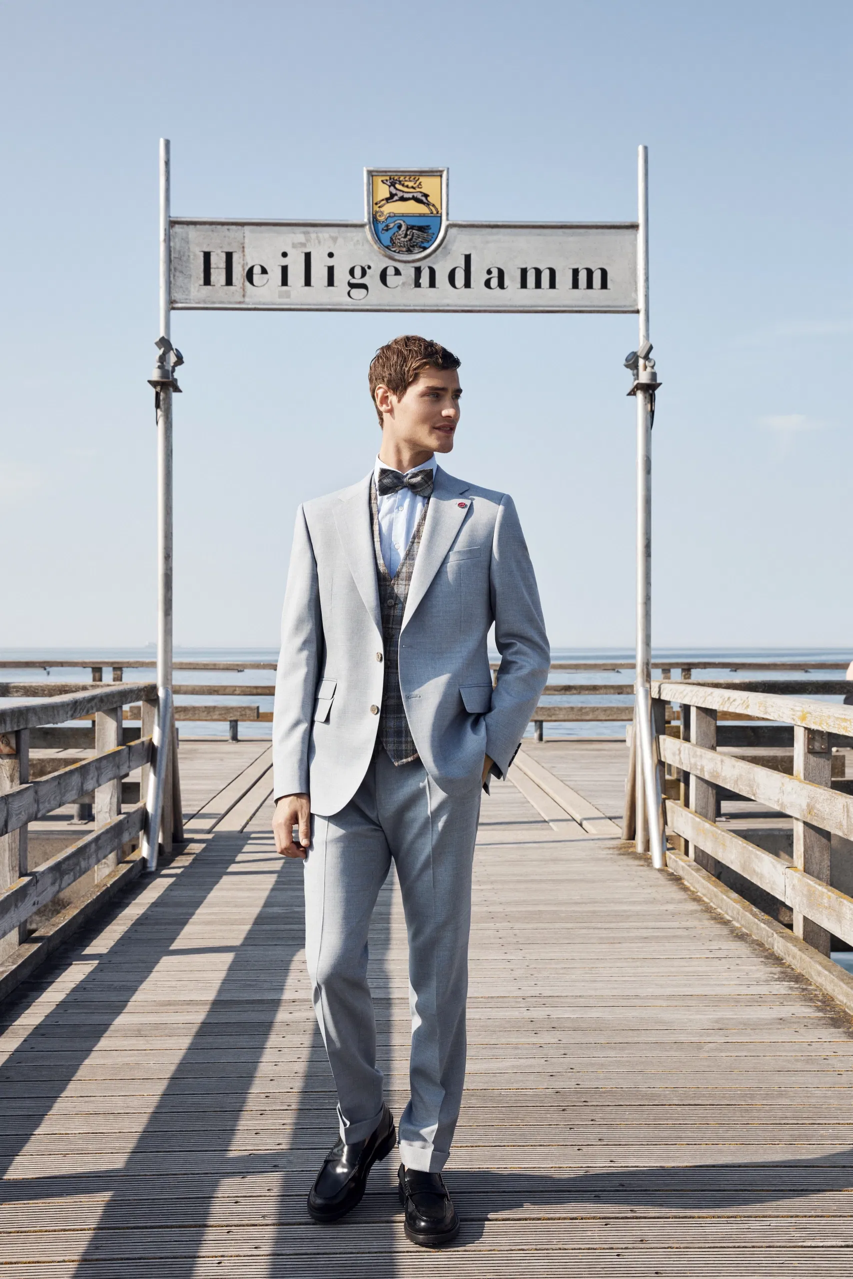 bruidegom, looks, elegant, strandbruiloft