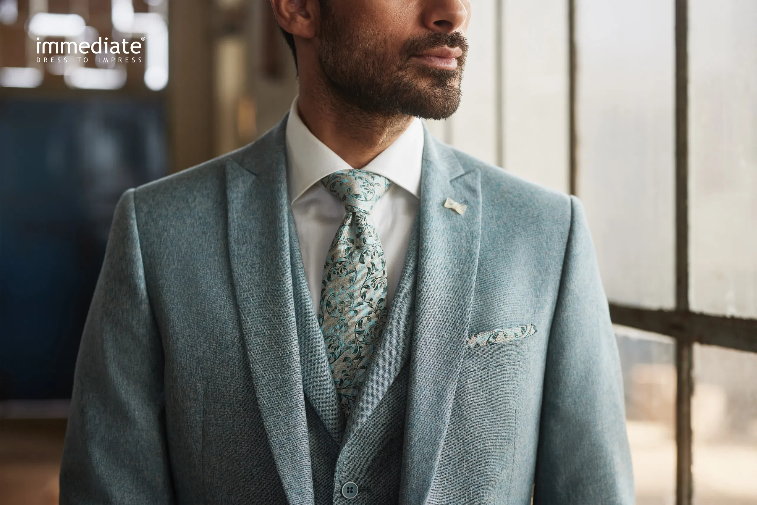 Man in trouwpak close up