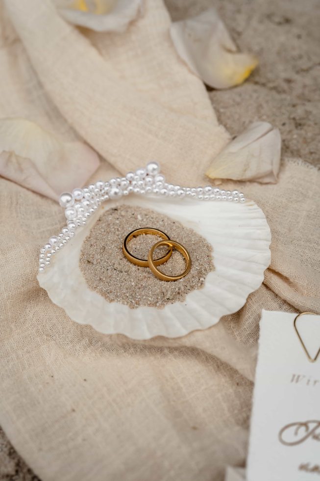 trouwringen in schelp