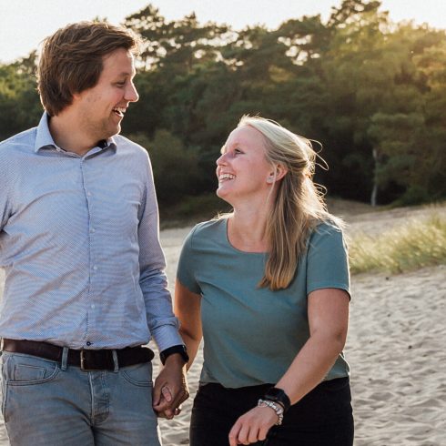 Bruidspaar loopt in de duinen