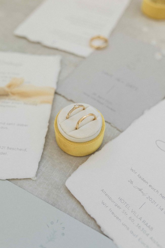 Trouwringen in gele fluwelen doosje.
