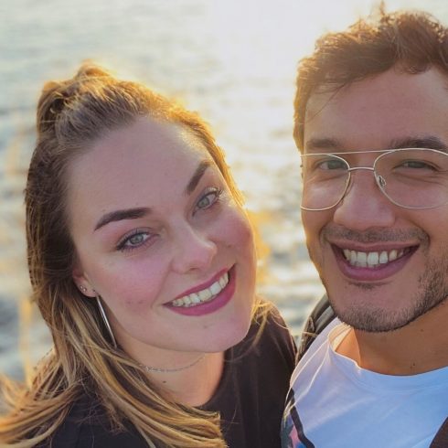 Koppel dat een selfie maakt op het strand.