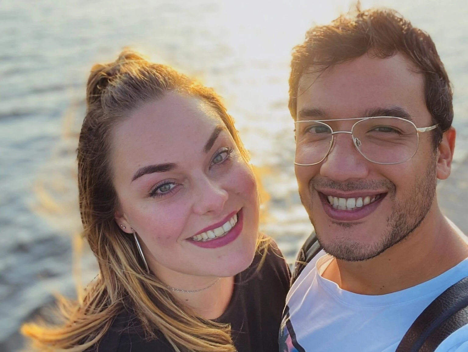 Koppel dat een selfie maakt op het strand.