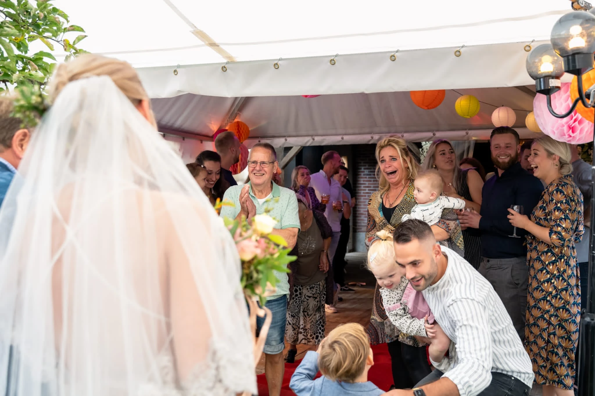 Unieke verrassingsbruiloft in de achtertuin