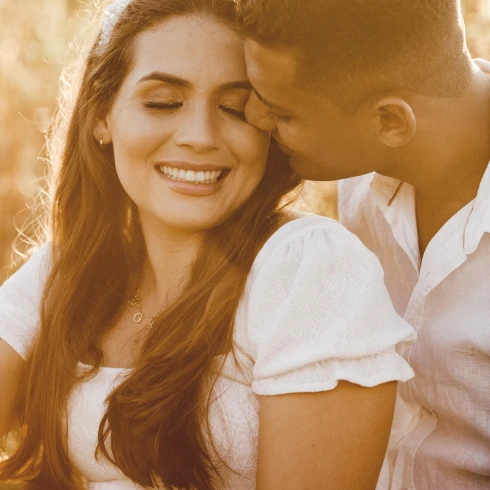 man zit in romantische pose achter een vrouw