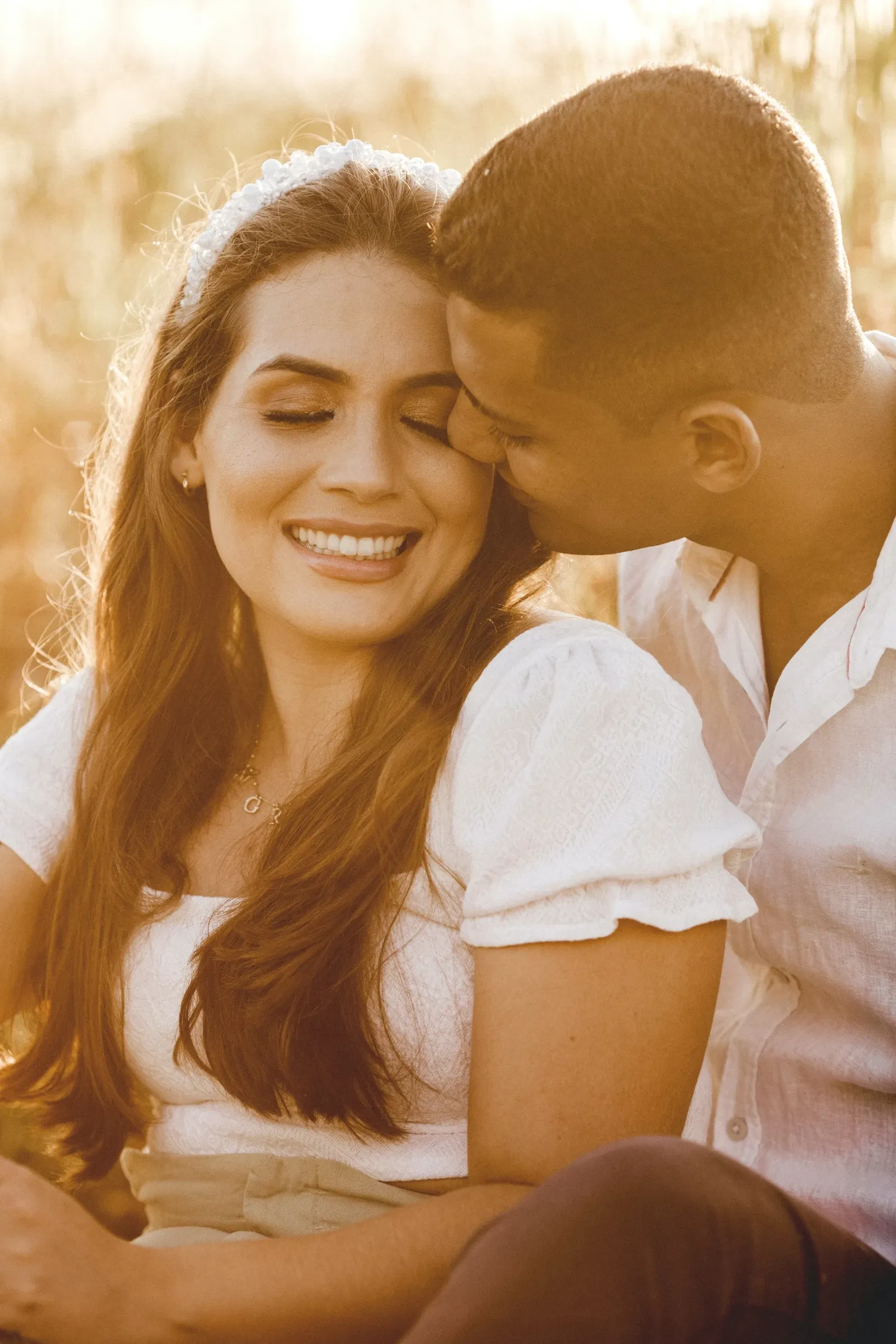 man zit in romantische pose achter een vrouw